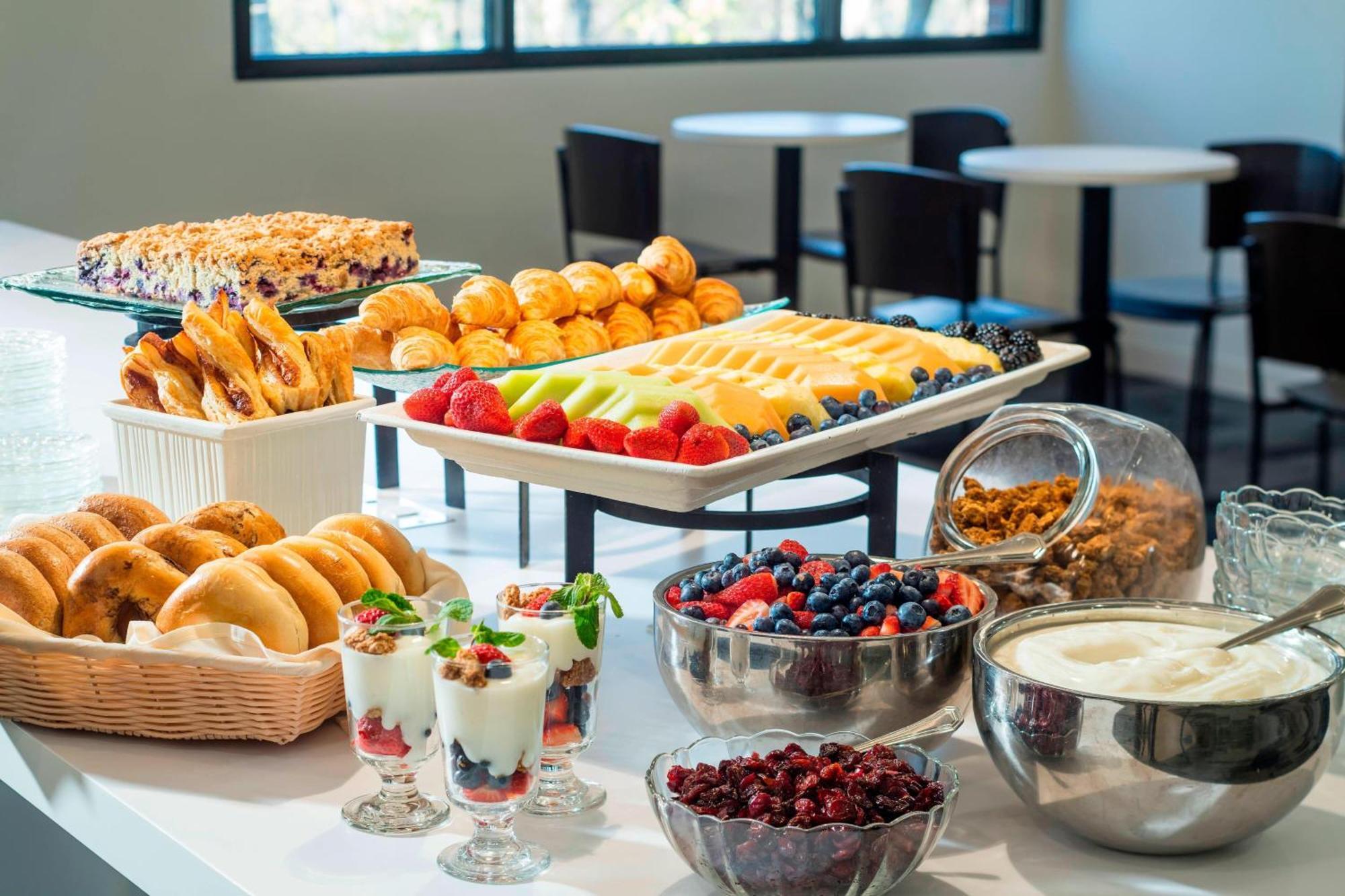 Four Points By Sheraton Norwood Conference Center Eksteriør billede